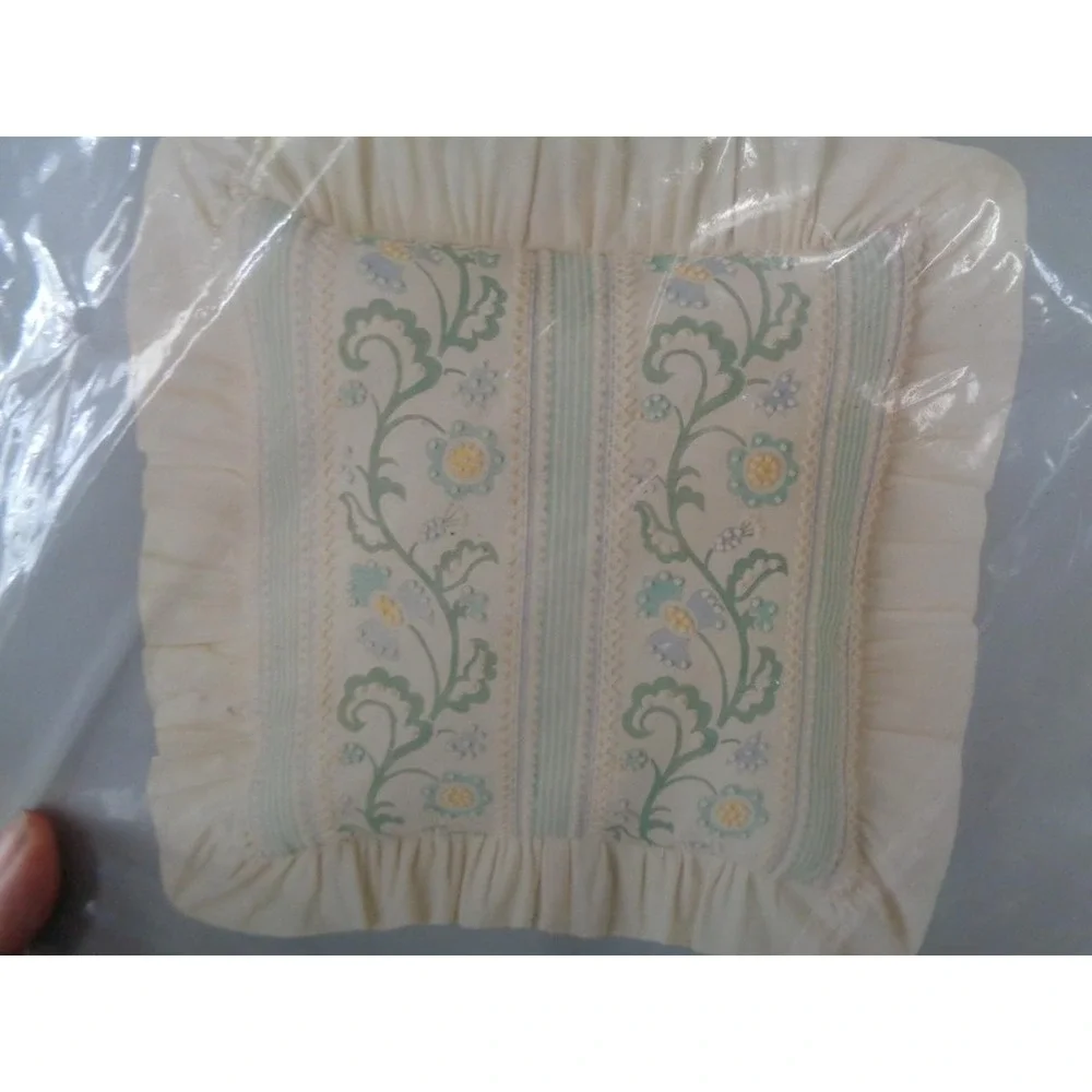 Columbia Minerva Candlewicking Jacobean Stripe Posies Pillow Kit